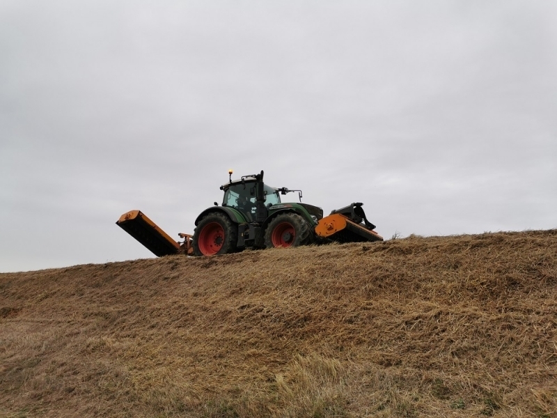 Broyeur à plat sur digue