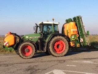 Tracteur Fendt avec pulvérisateur pour le déglaçage