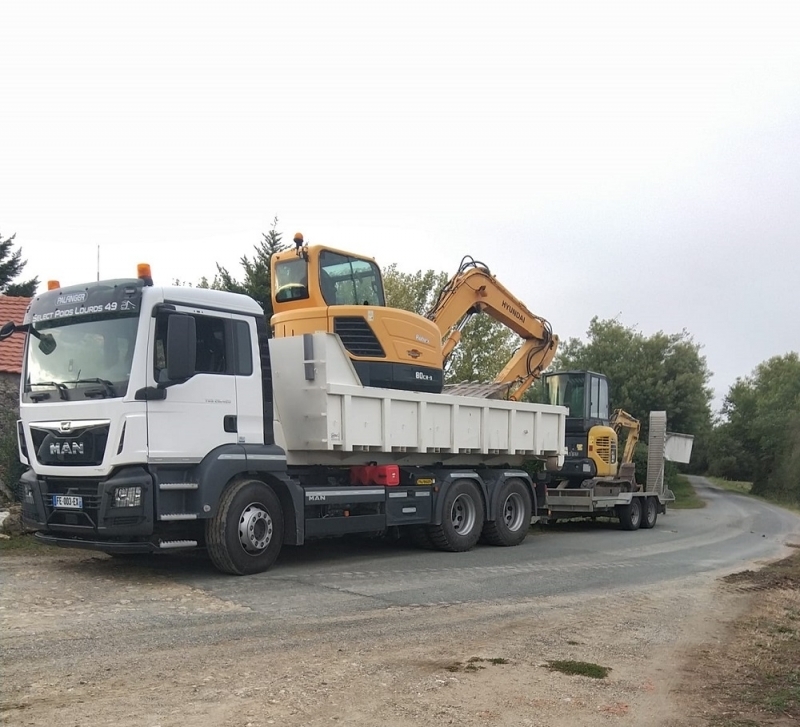 Transfert des mini-pelles en camion 6x4